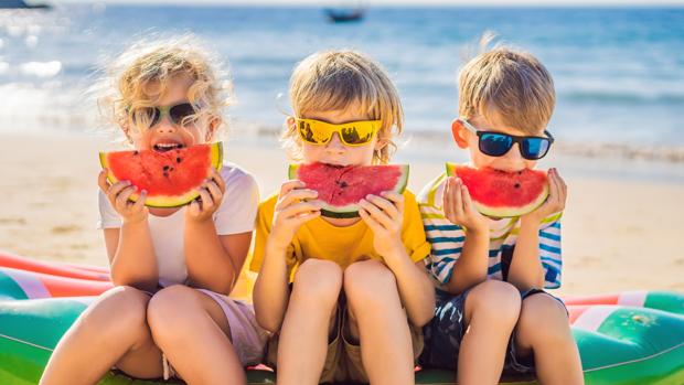 Poner a su alcance la fruta de un modo atractivo les ayuda a disfrutar de opciones saludables en verano