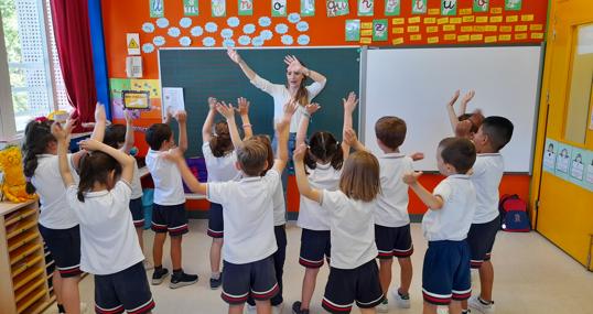 Celia Prieto ensayando el baile de graducación con sus alumnos
