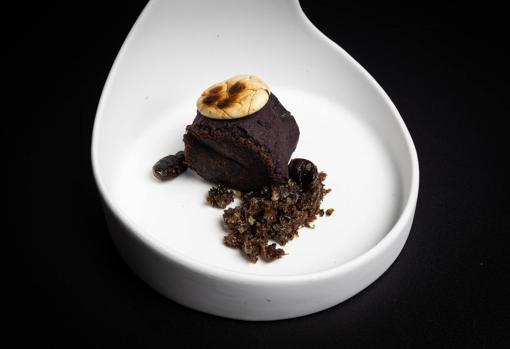 Cake made by Juan Sebatián Pérez with native black potatoes from Ecuador