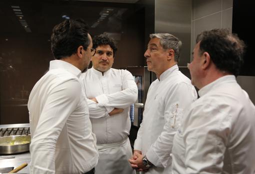 Quique Dacosta, Mauro Colagreco, Joan Roca y Martín Berasategui, en las cocinas de Deessa del Mandarin Oriental Ritz, en los preparativos del menú que han diseñado para el actor Robert de Niro y su pareja Tiffany Chen