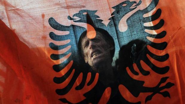 Fotografía de archivo de un albanés de Kosovo durante una manifestación en Pristina