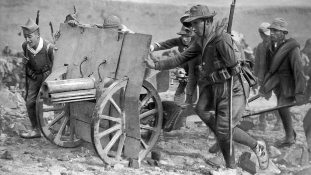 Legionarios colaborando en el transporte de artillería (1921)