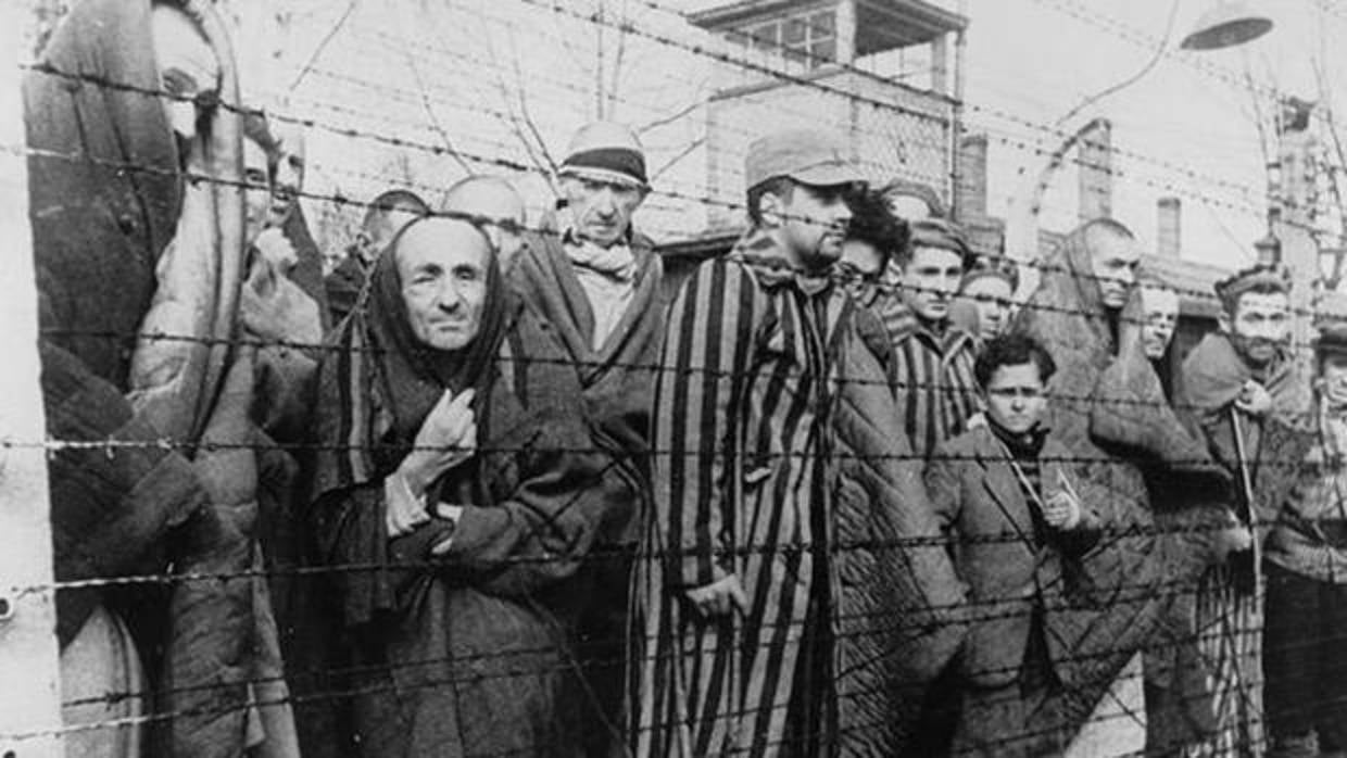 La masacre secreta de soldados soviéticos con la que los nazis iniciaron el holocausto judío de Auschwitz La jefa adjunta de prensa del Departamento de Estado de Estados Unidos, Jalina Porter, confirmó este martes informes anteriores de los medios de comunicación de que un desconocido talló una esvástica en la pared de un ascensor en el edificio del Departamento.