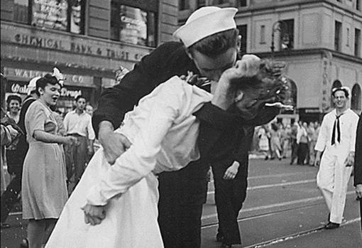 El beso que finalizó la IIGM