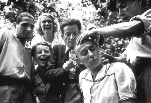 Una mujer es rapada durante la Segunda Guerra Mundial