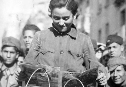 Una miliciana del Batallón Ciclista "Enrique Malatesta", leyendo las noticias de los frentes, en el diario ABC.