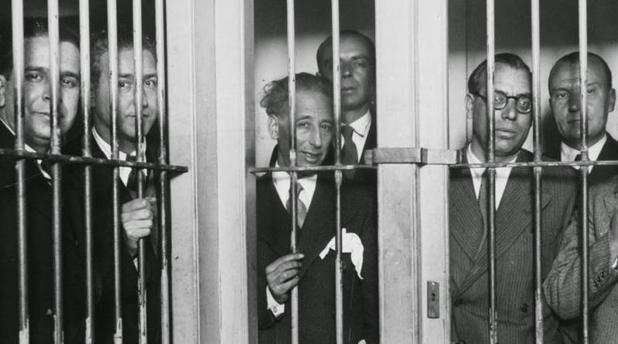 Companys, en el centro, ingresado en prisión en 1934 junto a su Govern