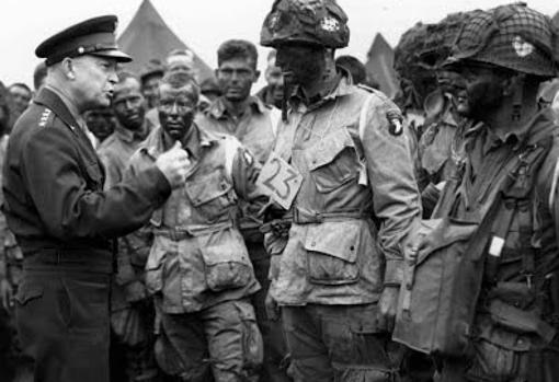 Miembros de la 101ª División de Infantería antes de lanzarse sobre Normandía