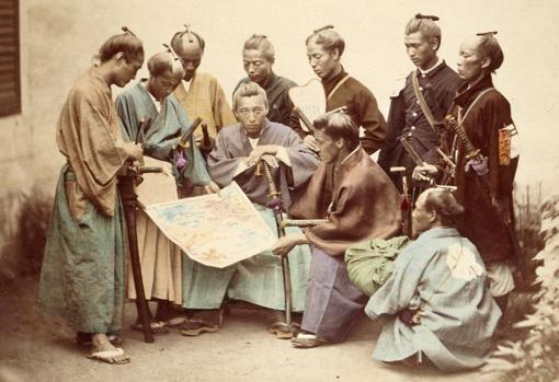Samuráis posando para una fotografía en el siglo XIX