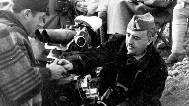 Franco, probando una cámara de cine. Imagen que fue usada para el libro de José María Caparrós y Magí Crusells