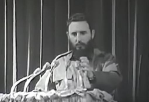 Castro lee la carta del Che