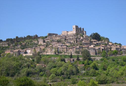 El castillo del marqués de Sade en Lacoste (Vaucluse), construido en una de las estribaciones del macizo de Luberon