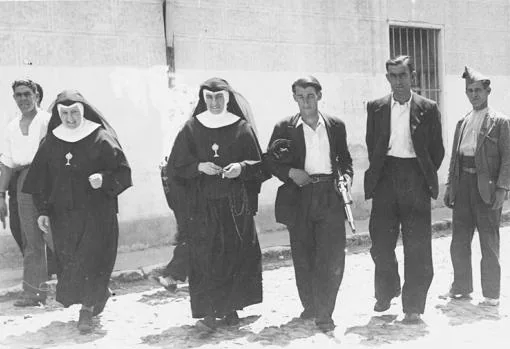 Un grupo de milicianos custodia a unas religiosas en Alcalá de Henares, durante los primeros días de la Guerra Civil