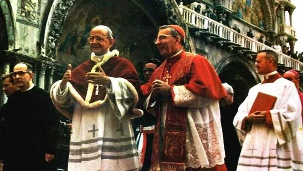 Albino Luciani, patriarca de Venecia entonces, acompaña a Pablo VI, a la izquierda, durante su visita a la ciudad