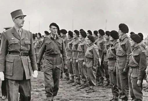 Charles de Gaulle pasa revista a sus combatientes