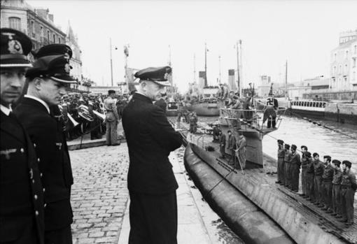 Dönitz supervisa un submarino alemán
