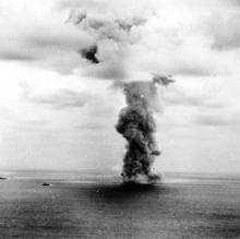 Columna de humo tras la explosión del Yamato