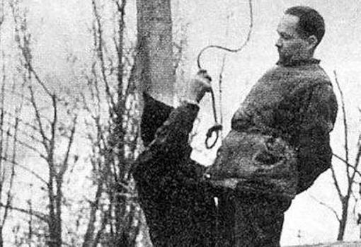 El verdugo prepara la ejecución del comandante del campo de concentración