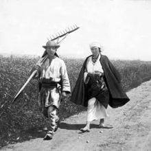Campesinos ucranianos trabajan la tierra en 1918