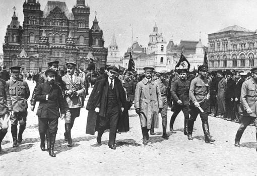 Lenin, con un grupo de militares en la Plaza Roja de Moscú
