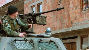 Un soldado del ejército yugoslavo patrulla con un vehículo blindado pesado en el centro de Stimlje, en el sur de Kosovo, el lunes 15 de febrero de 1999
