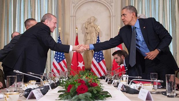 Erdogan y Obama se saludan durante su encuentro este martes en París