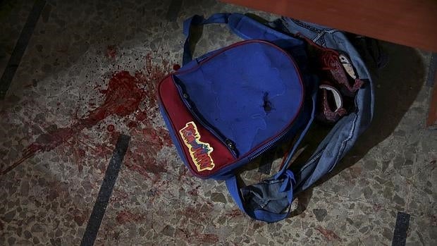 Mochila de un escolar sirio herido en bombardeos sobre el suburbio de Douma, en Damasco