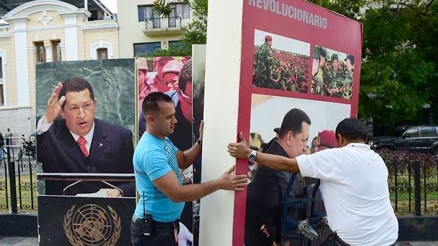 Retirada de imágenes de Hugo Chávez de la Asamblea Nacional venezolana, en Caracas