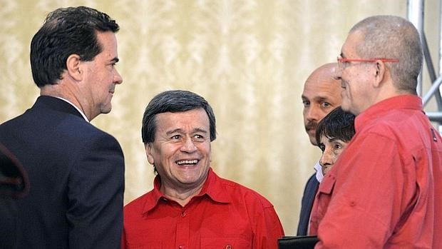 El guerrillero del ELN «Pablo Beltrán« (c), con el negociador jefe del Gobierno colombiano Frank Pearl (i) y el también guerrillero Eliécer Herlinton Chamorro Acosta (d), este miércoles en Caracas