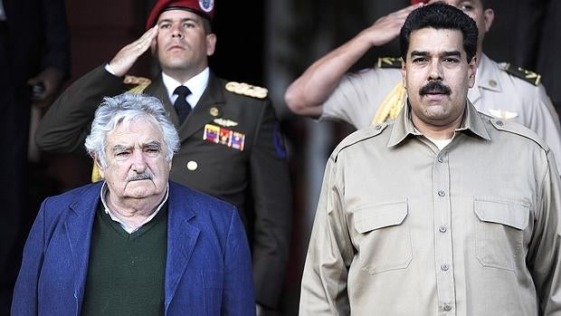 Nicolás Maduro y José «Pepe» Mujica (i), durante un acto oficial en el Palacio de Miraflores cuando el segundo era presidente de Uruguay