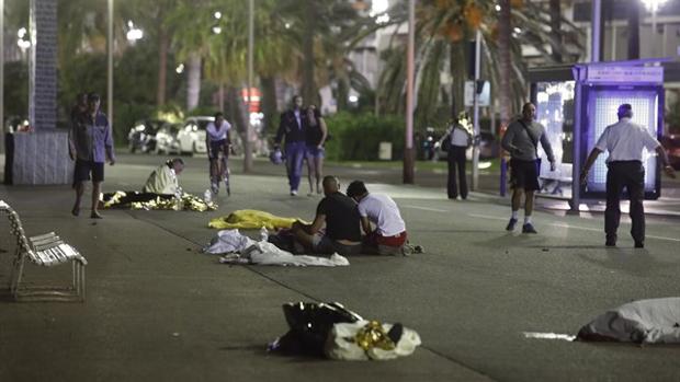 Imagen del atentado que mató a 84 personas el Día de la Bastilla en el Paseo de los Ingleses en Niza