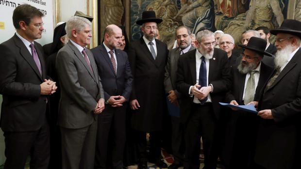Los ministros de Justicia, Rafael Catalá (i), y Asuntos Exteriores, Alfonso Dastis (2i), reciben a los líderes religiosos participantes en la cumbre por la paz en Oriente Medio que se celebra en Alicante