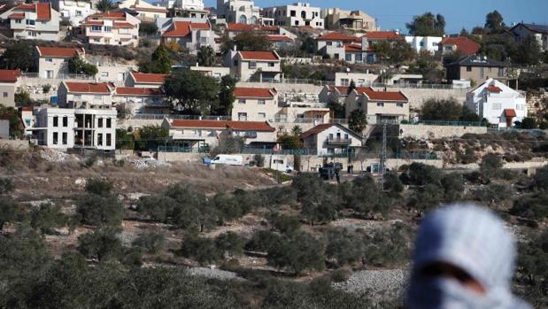 Un palestino protesta en frente del asentamiento israelí de Qadumim