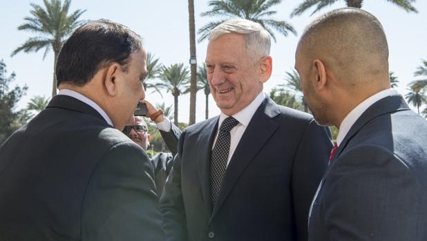 El secretario de Defensa de EE.UU., Jim Mattis(c), saluda al ministro iraquí de Defensa, Arfan al-Hayali (i), este lunes en Bagdad