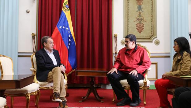 Zapatero, con Maduro y la canciller Decly Rodríguez, en su visita al Palacio de Miraflores