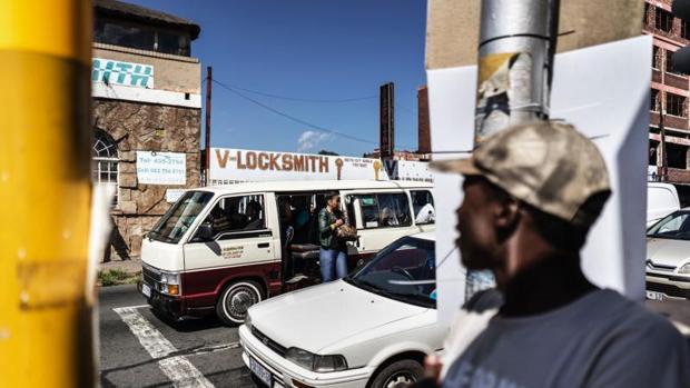 Los minibuses son un medio habitual de transporte de los suburbios de Johannesburgo, como Rosettenville, en la imagen