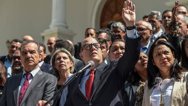 El presidente de la Asamblea Nacional, Julio Borges, durante la lectura de una declaración este martes