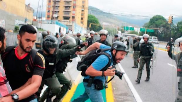 Agentes bolivarianos agreden a un fotoperiodista que cubre las protestas