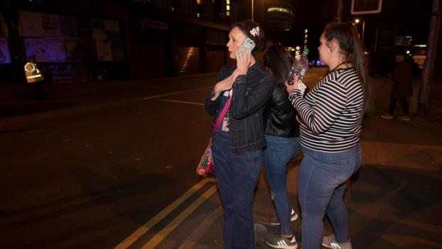 Asistentes al concierto de Ariana Grande, tras la huida del recinto