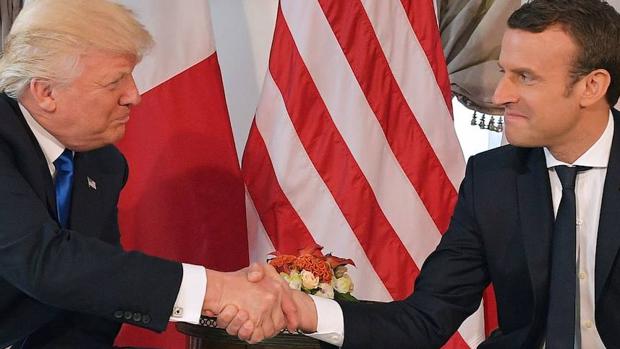 El apretón de manos entre Donald Trump y Emmanuel Macron