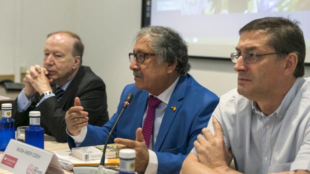 Musa Amer Odeh, en el centro, durante su intervención el los cursos de verano de la Universidad Complutense en El Escorial