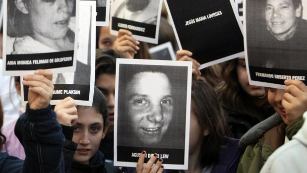 Miembros de la comunidad judÃa argentina en una concentración con motivo del quince aniversario de la matanza