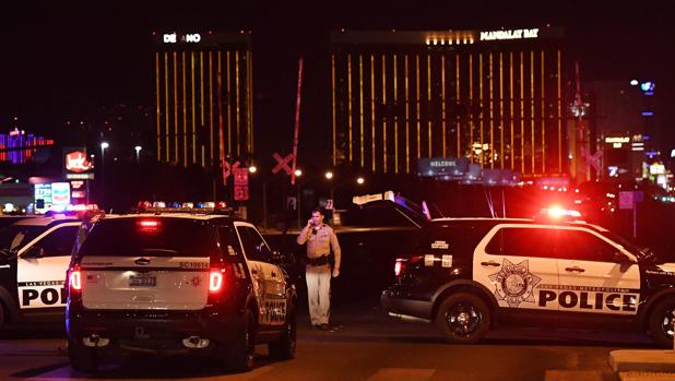 Agentes de policía en el entorno del hotel Mandalay Bay de Las Vegas