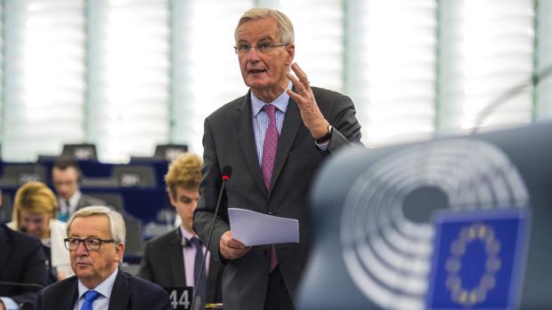 El negociador europeo, Michel Barnier, junto al presidente de la Comisión, Jean-Claude Juncker, este martes en el Parlamento Europeo