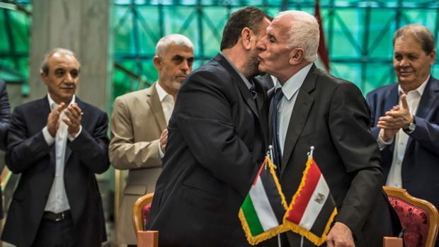 El representante de Hamás, Saleh al-Aruri (izquierda), y Azam al Ahmad, de Fatah, tras firmar el acuerdo