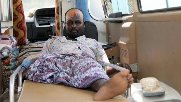 Un herido en el atentado de la semana pasada en Mogadiscio, poco antes de ser trasladado a Sudán para recibir atención médica