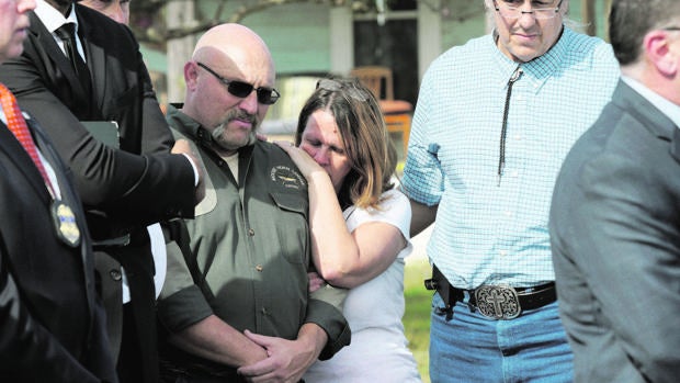 El pastor Frank Pomeroy, que perdió a una de sus hijas en el tiroteo, hoy junto a su mujer