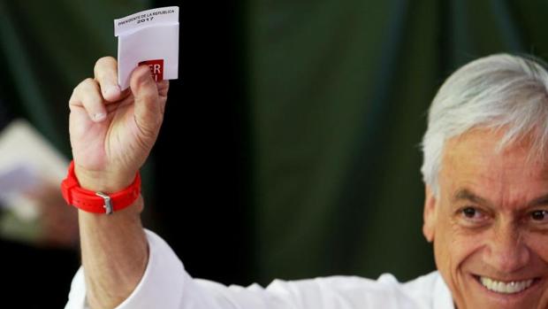 El expresidente chileno Sebastián Piñera votó este domingo en Santiago