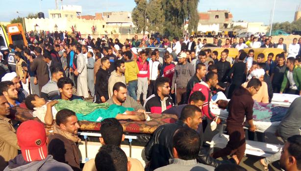 Egipcios trasladan a víctimas del atentado este viernes en la mezquita de Al Rawdah en el norte del Sinaí