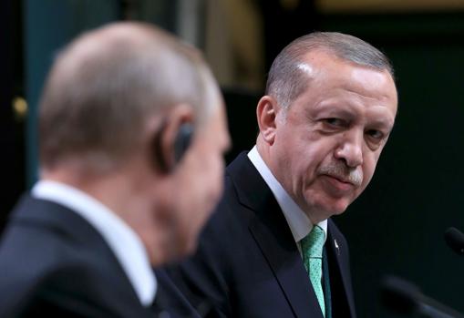El presidente turco, Recep Tayyip Erdogan, comparece junto a Vladimir Putin en Ankara